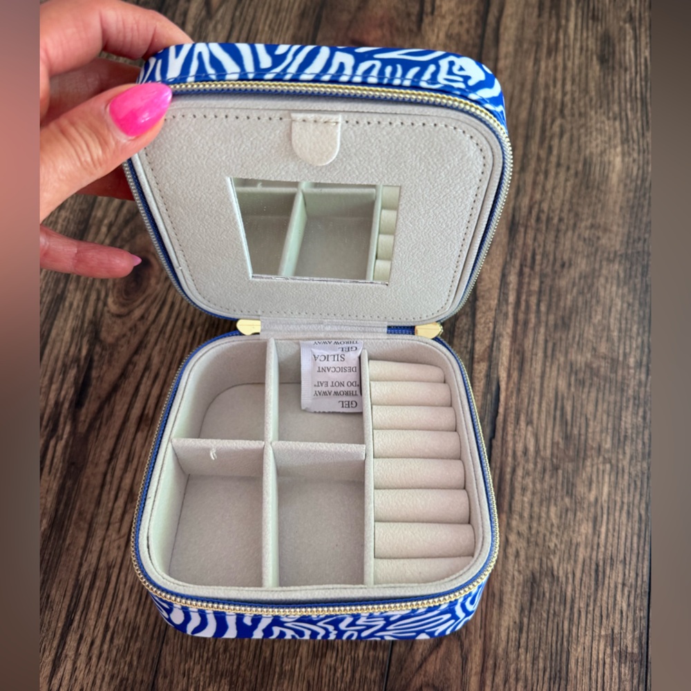 NWT Lilly Pulitzer Jewelry Case Martinique Blue Zee Bebe - Picture 9 of 12